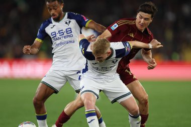 Roma, İtalya 19.4.2025: Hellas Veorna 'dan Antoine Bernede, Verona' dan Nicolas Valentini, İtalya futbol şampiyonası sırasında Roma 'dan Eldor Shomurodov Serie A Enilive 2024-2025 Roma' dan Hellas Verona ile Roma 'daki Stadio Olimpico karşılaşması.