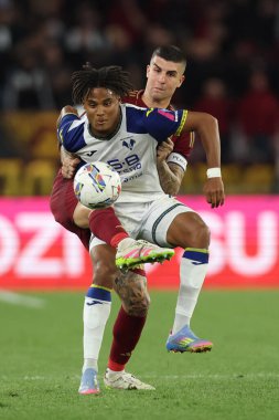 Roma, İtalya 19.4.2025: Verona 'dan Emin Sarr, Romanlardan Gianluca Mancini. İtalya futbol şampiyonası sırasında Serie A Enilive 2024-2025 maçları Roma 'daki Stadio Olimpico' da AS Roma 'ya karşı Hellas Verona.