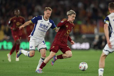 Roma, İtalya 19.4.2025: Roma 'dan Alexis Saelemaekers, İtalya futbol şampiyonluğu sırasında Verona' dan Ondrej Duda Serie A Enilive 2024-2025 Roma-Hellas Verona maçında Roma 'daki Stadio Olimpico' da.