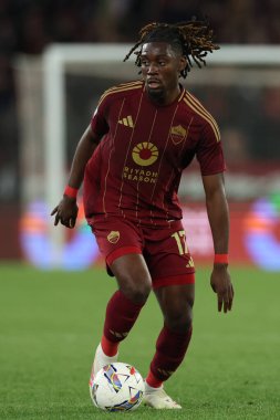 Roma, İtalya 19.4.2025: İtalya futbol şampiyonası sırasında Roma 'dan Manu Kone (Serie A Enilive 2024-2025), Roma' daki Stadio Olimpico 'da AS Roma' ya karşı Hellas Verona karşılaşması.