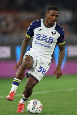 Roma, İtalya 19.4.2025: İtalya futbol şampiyonluğu sırasında Verona 'dan Jackson Tchatchoua Serie A Enilive 2024-2025 Roma-Hellas Verona maçında Roma' daki Stadio Olimpico 'da.