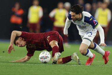 Roma, İtalya 19.4.2025: Roma 'dan Tommaso Baldanzi, İtalya futbol şampiyonası sırasında Verona' dan Suat Serdar Serie A Enilive 2024-2025 Roma 'dan Hellas Verona' ya karşı Roma 'daki Stadio Olimpico' da oynanan karşılaşma.
