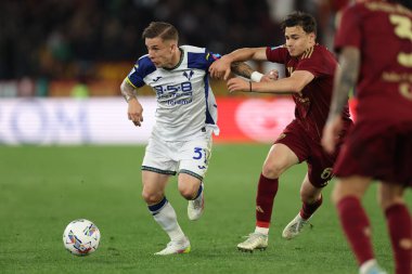 Roma, İtalya 19.4.2025: Verona 'dan Tomas Suslov, İtalya futbol şampiyonası sırasında Roma' dan Niccolo Pisilli Serie A Enilive 2024-2025 Roma-Hellas Verona maçında Roma 'daki Stadio Olimpico' da.
