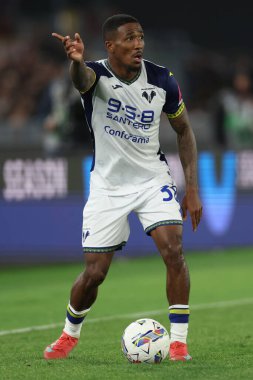 Roma, İtalya 19.4.2025: İtalya futbol şampiyonluğu sırasında Verona 'dan Jackson Tchatchoua Serie A Enilive 2024-2025 Roma-Hellas Verona maçında Roma' daki Stadio Olimpico 'da.