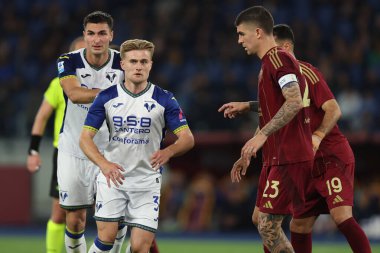 Roma, İtalya 19.4.2025: Verona 'dan Diego Coppola, Verona' dan Martin Frese, Roma 'dan Gianluca Mancini İtalyan futbol şampiyonası sırasında Serie A Enilive 2024-2025 Roma' dan Hellas Verona ile Roma 'daki Stadio Olimpico' da oynanan karşılaşma..