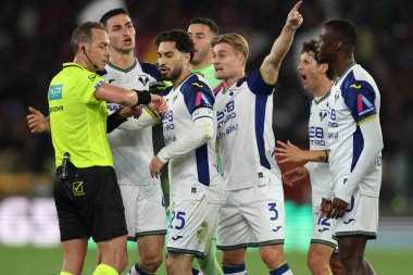 Roma, İtalya 19.4.2025: Verona 'dan Suat Serdar, Roma' dan Hellas Verona 'dan Niasse, İtalya' dan Serie A Enilive 2024-2025 Roma 'dan Hellas Verona' ya karşı Roma 'daki Stadio Olimpico maçında hakem Pairetto ile protesto.
