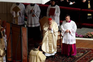 Vatikan Şehri, İtalya 20.05.2025: Papa Francis Paskalya Pazar günü Kutsal Ayin 'in sonunda ve Urbi et Orbi Blessing' in RomE 'deki Aziz Peters Meydanı' nda turneye çıktı