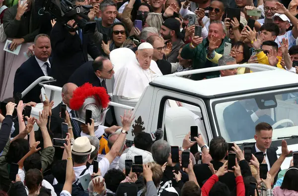 Vatikan Şehri, İtalya 20.05.2025: Papa Francis Paskalya Pazar günü Kutsal Ayin 'in sonunda ve Urbi et Orbi Blessing' in RomE 'deki Aziz Peters Meydanı' nda turneye çıktı
