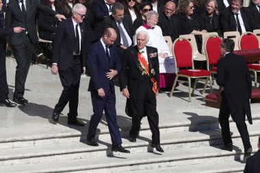 Vatikan Şehri, 26 Nisan 2025: Galler Prensi William, Kardinal Giovanni Battista Re başkanlığındaki Papa Francis 'in cenaze törenine katılmak için meydana girdi..