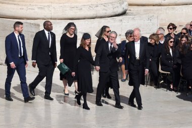 Vatikan Şehri, 26 Nisan 2025: Keir Starmer Başbakan, Kardinal Giovanni Battista Re başkanlığındaki Papa Francis 'in cenaze törenine katılmak için meydana girdi..