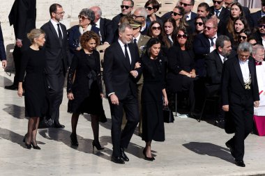 Vatikan Şehri, 26 Nisan 2025: Kral Felipe ve Kraliçe Letizia, Kardinal Giovanni Battista Re başkanlığındaki Papa Francis 'in cenaze törenine katılmak için meydana girdiler..