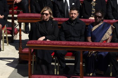 Vatikan Şehri, 26.04.2025: Volodymyr Zelensky Ukrayna Cumhurbaşkanı eşi Olena Zelenska ile birlikte Papa 'nın cenazesine katıldı. Dünya liderleri Papa Francis 'in Roma' daki Aziz Peter Bazilikası 'nın önündeki cenazesine katıldılar..