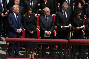 Vatikan Şehri, 26.04.2025: ABD Başkanı Donald Trump ve First Lady Melania Trump, İspanya Kralı Philip ve Kraliçe Letizia. Dünya liderleri Papa Francis 'in Roma' daki Aziz Peter Bazilikası 'nın önündeki cenazesine katıldılar..