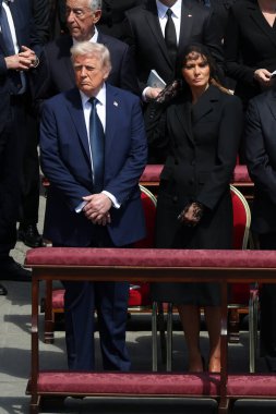 Vatikan Şehri, 26.04.2025 Donald Trump ve Melania Trump. Dünya liderleri Papa Francis 'in Roma' daki Aziz Peter Bazilikası 'nın önündeki cenazesine katıldılar..