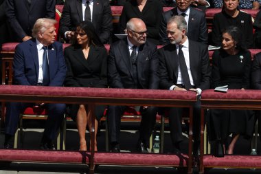 Vatikan Şehri, 26.04.2025: ABD Başkanı Donald Trump ve First Lady Melania Trump, İspanya Kralı Philip ve Kraliçe Letizia. Dünya liderleri Papa Francis 'in Roma' daki Aziz Peter Bazilikası 'nın önündeki cenazesine katıldılar..
