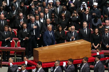 Vatikan Şehri, 26.04.2025: Emanuelle Macron, Alexander Stubb, Donald Trump, Melania, İspanya Kralı Felipe ve karısı Letizia tabutu selamlar ve meydanı terk ederler. Dünya liderleri Papa Francis 'in Roma' daki Aziz Peter Bazilikası 'nın önündeki cenazesine katıldılar..