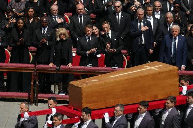 Vatikan Şehri, 26.04.2025: Brigitte Macron, Emanuelle Macron, Alexander Stubb, Donald Trump, Melania tabutu selamlıyor ve meydanı terk ediyor. Dünya liderleri Papa Francis 'in Roma' daki Aziz Peter Bazilikası 'nın önündeki cenazesine katıldılar..