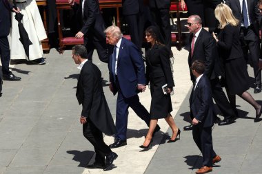 Vatikan Şehri, 26.04.2025: Cenaze töreninin sonunda meydandan ayrılıyorlar. Dünya liderleri Papa Francis 'in Roma' daki Aziz Peter Bazilikası 'nın önündeki cenazesine katıldılar..