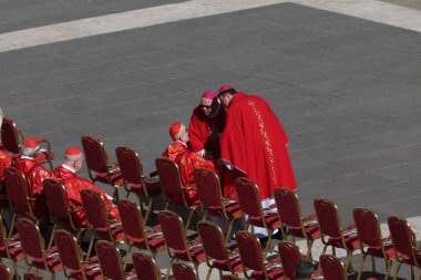 Vatikan Şehri, 26 Nisan 2025: Kardinal Giovanni Battista Re, Papa Francis Bergoglio 'nun cenaze törenini Roma' daki Aziz Peter Bazilikası 'nın merdivenlerinde dünyanın dört bir yanından 200 bin inançlı ve devlet liderinin önünde kutluyor..