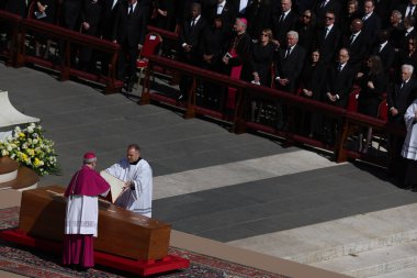 Vatikan Şehri, 26 Nisan 2025: Kardinal Giovanni Battista Re, Papa Francis Bergoglio 'nun cenaze törenini Roma' daki Aziz Peter Bazilikası 'nın merdivenlerinde dünyanın dört bir yanından 200 bin inançlı ve devlet liderinin önünde kutluyor..