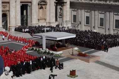Vatikan Şehri, 26 Nisan 2025: Kardinal Giovanni Battista Re, Papa Francis Bergoglio 'nun cenaze törenini Roma' daki Aziz Peter Bazilikası 'nın merdivenlerinde dünyanın dört bir yanından 200 bin inançlı ve devlet liderinin önünde kutluyor..