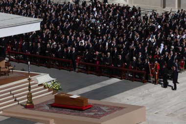Vatikan Şehri, 26 Nisan 2025: Kardinal Giovanni Battista Re, Papa Francis Bergoglio 'nun cenaze törenini Roma' daki Aziz Peter Bazilikası 'nın merdivenlerinde dünyanın dört bir yanından 200 bin inançlı ve devlet liderinin önünde kutluyor..