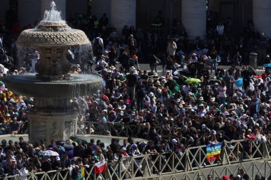 Vatikan Şehri, 26 Nisan 2025: Binlerce inanan Papa Francis Bergoglio 'nun Roma' daki Aziz Peter Bazilikası 'nın merdivenlerindeki cenaze törenine katıldı. 