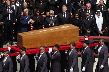 Vatikan Şehri, 26 Nisan 2025: Donald Trump, İspanya Kralı Felipe ve Kraliçe Letizia ve tüm dünya liderleri, Papa Francis 'in cenazesinin ardından tabutunun geçişini alkışladılar..