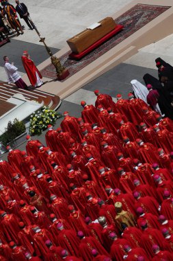 Vatikan Şehri, 26 Nisan 2025: Kardinal Giovanni Battista Re, Papa Francis Bergoglio 'nun cenaze törenini Roma' daki Aziz Peter Bazilikası 'nın merdivenlerinde dünyanın dört bir yanından 200 bin inançlı ve devlet liderinin önünde kutluyor..