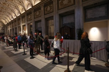 Roma, İtalya 28 Nisan 2025: Pellegrini e fedeli rendono omaggio alla tomba di Papa Francesco Bergoglio presso la Basilica di Santa Maria Maggiore sepolto