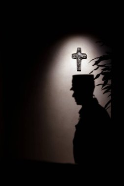 Roma, İtalya 28.04.2025: Mezarın önünde bir jandarma. Hacılar ve inançlı hacılar, Santa Maria Maggiore Bazilikası 'ndaki Papa Francis Bergoglio' nun mezarına saygılarını sunarlar..