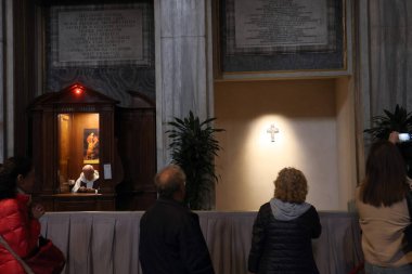 Roma, İtalya 28 Nisan 2025: Hacılar ve inançlı hacılar, Santa Maria Maggiore Bazilikası 'ndaki Papa Francis Bergoglio' nun mezarına saygılarını sunarlar...