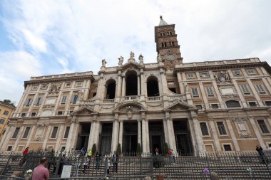 Roma, İtalya 28 Nisan 2025: Bazilikanın önündeki beyaz çiçekler. Hacılar ve inançlı hacılar, Santa Maria Maggiore Bazilikası 'ndaki Papa Francis Bergoglio' nun mezarına saygılarını sunarlar..