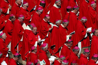 Vatikan Şehri, 26 Nisan 2025 'te Papa Francis' in cenazesine katılmak için kilise avlusunda oturan kardinallerin mor kırmızısı tüm meydanda göze çarpıyor. Kırmızı, şehitliği bile sembolize ediyor..