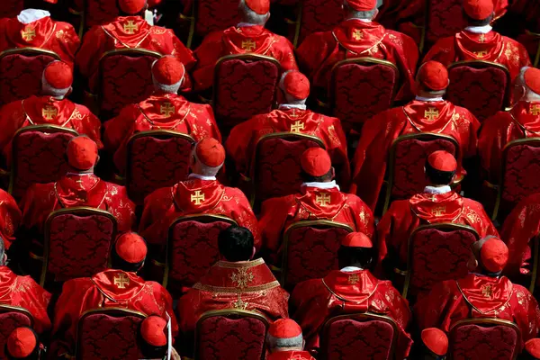 Vatikan Şehri, 26 Nisan 2025 'te Papa Francis' in cenazesine katılmak için kilise avlusunda oturan kardinallerin mor kırmızısı tüm meydanda göze çarpıyor. Kırmızı, şehitliği bile sembolize ediyor..