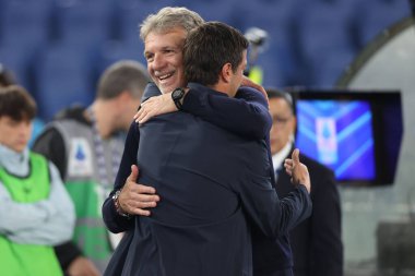 Roma, İtalya 28.4.2025: Marco Baroni teknik direktörü Lazio, İtalya futbol şampiyonası Serie A Enilive 2024-2025 derbisi öncesinde Cristian Chivu teknik direktörü Parma 'yı karşıladı..