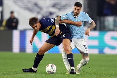 Roma, İtalya 28.4.2025: Parma 'dan Mateo Pellegrino, Lazio' dan Mattia Zaccagni İtalyan futbol şampiyonası Serie A Enilive 2024-2025 derby karşılaşması sırasında SS Lazio - Parma Calcio 1913 Roma 'daki Stadio Olimpico' da.