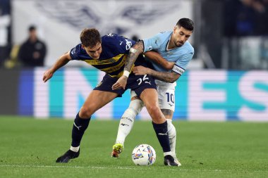 Roma, İtalya 28.4.2025: Parma 'dan Mateo Pellegrino, Lazio' dan Mattia Zaccagni İtalyan futbol şampiyonası Serie A Enilive 2024-2025 derby karşılaşması sırasında SS Lazio - Parma Calcio 1913 Roma 'daki Stadio Olimpico' da.