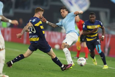 Roma, İtalya 28.4.2025: Parma 'dan Anoine Hainaut, İtalya futbol şampiyonluğu sırasında Lazio' dan Luca Pellegrini Serie A Enilive 2024-2025 Derby maçı sırasında SS Lazio - Parma Calcio 1913 Roma 'daki Stadio Olimpico' da.