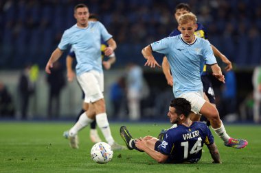 Roma, İtalya 28.4.2025: Lazio 'dan Gustav Isaksen, Parma' dan Emanuele Valeri İtalya futbol şampiyonasında Serie A Enilive 2024-2025 derbisinde SS Lazio-Parma Calcio 1913 Roma 'daki Stadio Olimpico maçında.