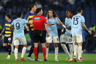 Roma, İtalya 28.4.2025: Lazio 'dan Matteo Guendouzi İtalya futbol şampiyonluğu sırasında hakem\ Sacchi ile protesto yaptı Serie A Enilive 2024-2025 Derby karşılaşması SS Lazio - Parma Calcio 1913 Roma' daki Stadio Olimpico 'da.