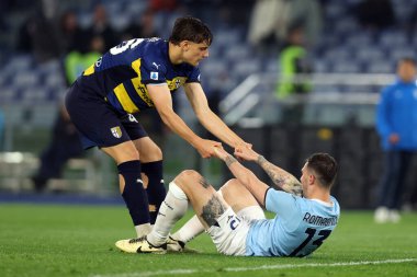 Roma, İtalya 28.4.2025: Parma 'dan Giovanni Leoni, Lazio' dan Alessio Romagnoli İtalyan futbol şampiyonası Serie A Enilive 2024-2025 derby karşılaşması sırasında SS Lazio - Parma Calcio 1913 Roma 'daki Stadio Olimpico' da.