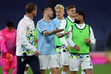 Roma, İtalya 28.4.2025: Lazio 'lu Alessio Romagnoli İtalyan futbol şampiyonası Serie A Enilive 2024-2025 derby karşılaşmasında hayal kırıklığı yaşadı..