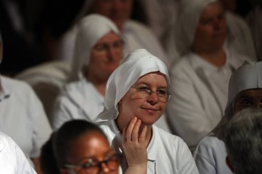 Vatikan Şehri, İtalya 05 / 03 / 2025: Rahibe, Vatikan Bazilikası 'ndaki Aziz Peter mihrabında Papa Francis' in oy hakkı ile Novendiali 'nin sekizinci ayinine katıldı..
