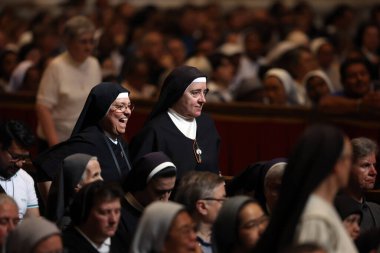 Vatikan Şehri, İtalya 'da 05 / 03 / 2025: Rahibeler, Vatikan Bazilikası' ndaki Aziz Petrus mihrabında Papa Francis 'in oy çokluğuyla Novendiali' nin sekizinci ayinine katıldılar..