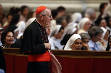 Vatikan Şehri, İtalya 05 / 03 / 2025: Kardinal Pietro Parolin. Kutsal Yaşam ve Havari Toplumları Diktatörlüğü Kürsü Başkanı Kardinal Fernandez Artime Papa F 'nin oy hakkı ile Novendiali' nin sekizinci ayinine başkanlık etmektedir.