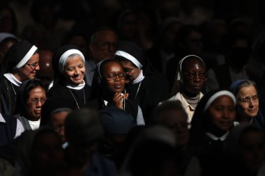 Vatikan Şehri, İtalya 05 / 03 / 2025: Günışığı rahibesi dua ediyor. Kardinal Fernandez Artime Vatikan Bazilikası 'ndaki Aziz Peter mihrabında Papa Francis' in oybirliğiyle Novendiali 'nin sekizinci ayinine başkanlık etmektedir..