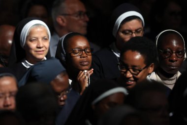 Vatikan Şehri, İtalya 05 / 03 / 2025: Günışığı rahibesi dua ediyor. Kardinal Fernandez Artime Vatikan Bazilikası 'ndaki Aziz Peter mihrabında Papa Francis' in oybirliğiyle Novendiali 'nin sekizinci ayinine başkanlık etmektedir..