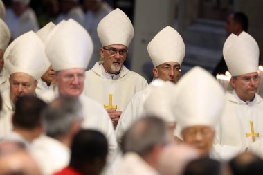 Vatikan Şehri, İtalya 05 / 03 / 2025: Il Kardinal Pierbattista Pizzaballa. Kutsal Yaşam Kurumları ve Havari Toplulukları Sözlüğü 'nün Prefect' i Kardinal Fernandez Artime, oy hakkına sahip Novendiali 'nin sekizinci ayinine başkanlık etmektedir.
