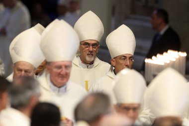 Vatikan Şehri, İtalya 05 / 03 / 2025: Il Kardinal Pierbattista Pizzaballa. Kutsal Yaşam Kurumları ve Havari Toplulukları Sözlüğü 'nün Prefect' i Kardinal Fernandez Artime, oy hakkına sahip Novendiali 'nin sekizinci ayinine başkanlık etmektedir.